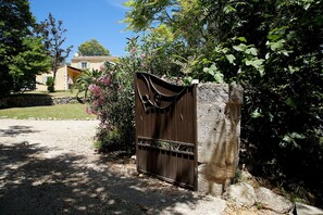 Property grounds - Walking distance to Uzes. Family friendly villa with pool, private surroundings. (Uzès)