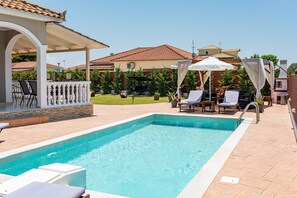 Außenpool, Sonnenschirme, Liegestühle