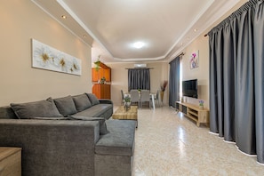 Villa Comfort | Area soggiorno | Smart TV 32 pollici con canali digitali, TV, Netflix