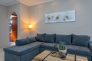 Comfort Villa | Living area | 32-inch Smart TV with digital channels, TV, Netflix - Blossom Villa (Zakynthos)