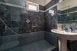 Comfort-Villa | Badezimmer | Dusche, kostenlose Toilettenartikel, Haartrockner, Handtücher