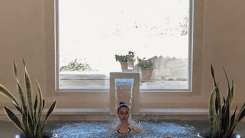 Salas de tratamiento para parejas, sauna y tina de hidromasaje