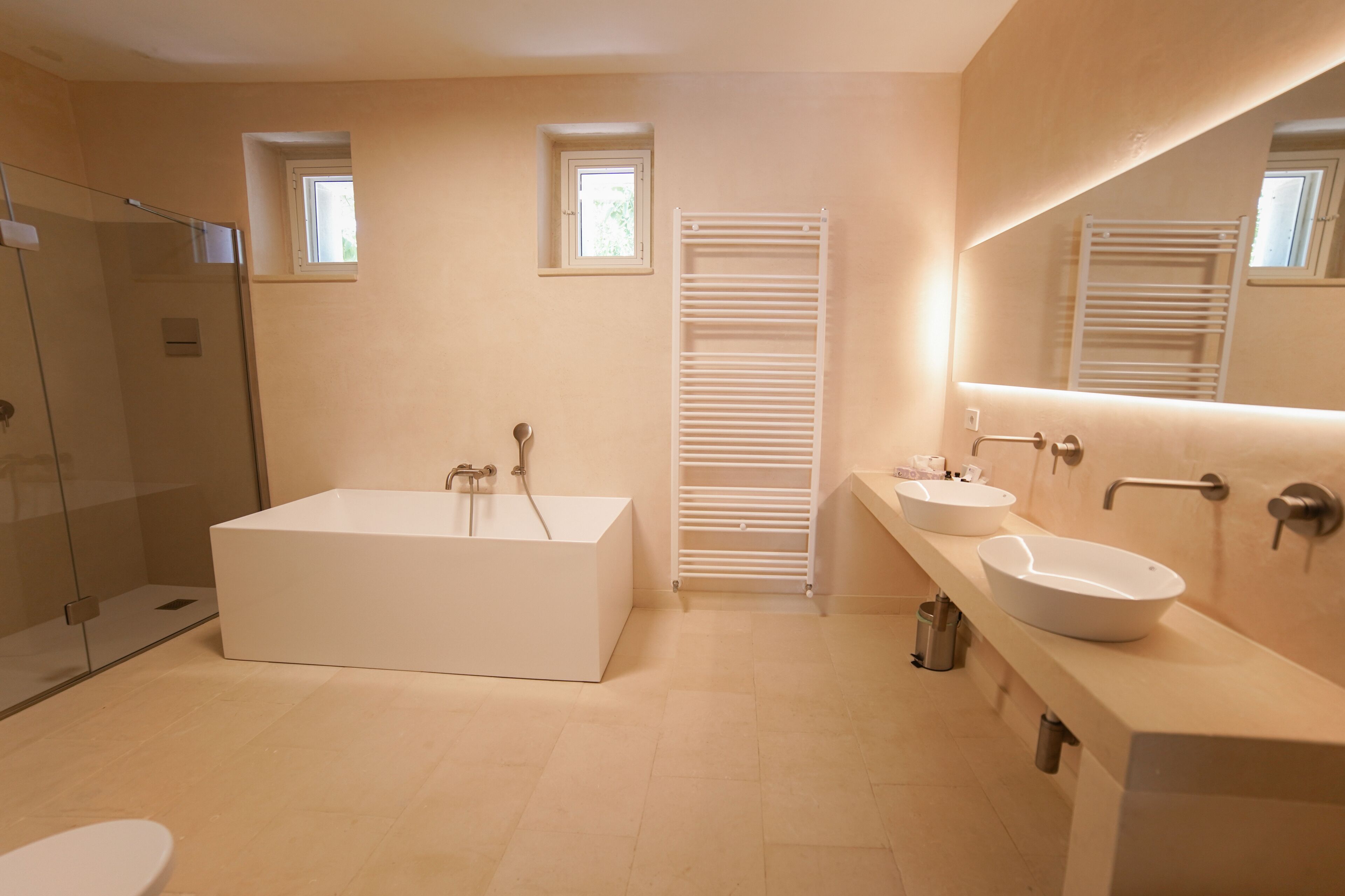 Camera Deluxe | Bagno | Set di cortesia firmato, asciugacapelli, accappatoio, pantofole
