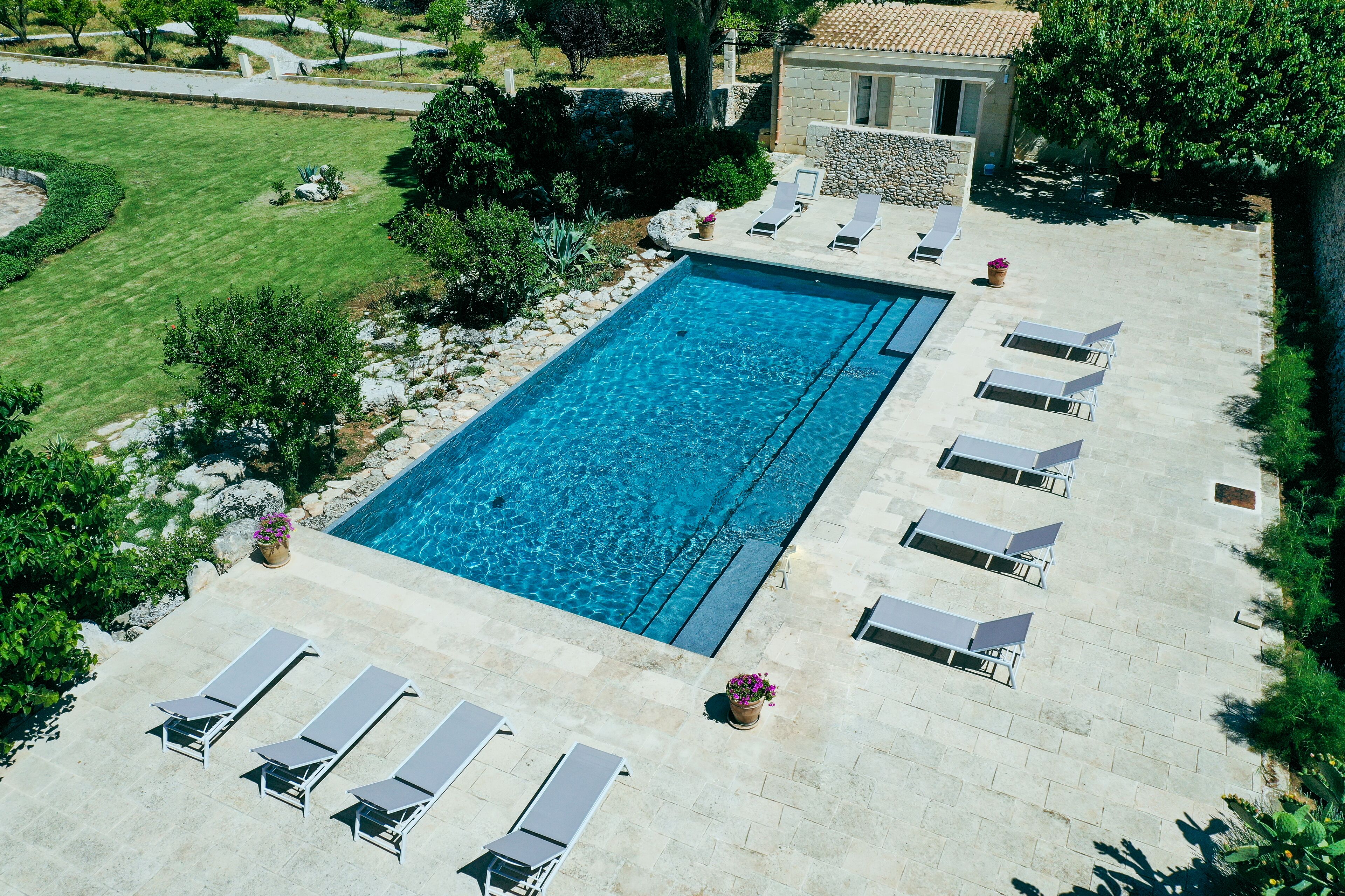 Sesongbasert utendørsbasseng og solsenger