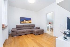 Living area - GuestHost - The property enjoys a strategic position, just a few steps from the historic center and only 10 minutes by car from the hospital. Its location makes the apartment perfect for any type of trip: nearby, you can find typical bars, ethnic restaur (Udine)
