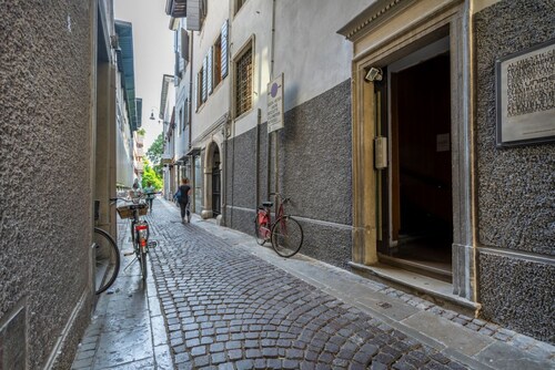 GuestHost - The property enjoys a strategic position, just a few steps from the historic center and only 10 minutes by car from the hospital. Its location makes the apartment perfect for any type of trip: nearby, you can find typical bars, ethnic restaur