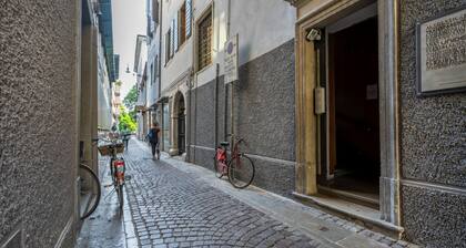 GuestHost - The property enjoys a strategic position, just a few steps from the historic center and only 10 minutes by car from the hospital. Its location makes the apartment perfect for any type of trip: nearby, you can find typical bars, ethnic restaur