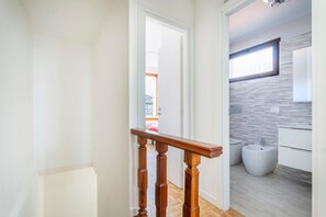Shower, bidet - GuestHost - The property enjoys a strategic position, just a few steps from the historic center and only 10 minutes by car from the hospital. Its location makes the apartment perfect for any type of trip: nearby, you can find typical bars, ethnic restaur (Udine)
