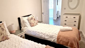 3 bedrooms, desk, iron/ironing board, travel crib