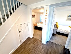 3 soverom, skrivebord, strykejern/-brett og reiseseng for barn