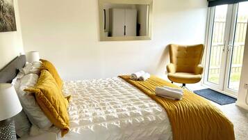 3 slaapkamers, een bureau, een strijkplank/strijkijzer, reisbedje