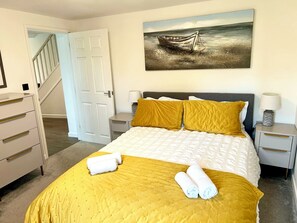3 bedrooms, desk, iron/ironing board, travel crib - Convenient located. Bright, Spacious , Amazing View Of St Michaels Mount and Sea (Marazion)