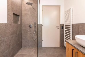 Dusche, Haartrockner, Handtücher