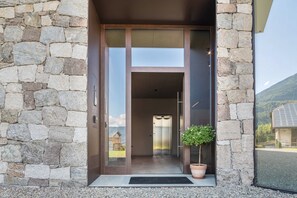 Exterior detail - Apartment Hofer Hof TSCHIGAT with Mountain View, Wi-Fi & Terrace (Algund)