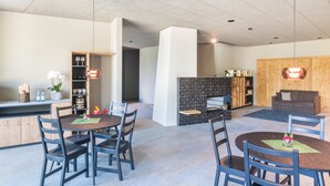 A modern interior with a dining area, kitchen, and seating space. - Apartment Hofer Hof ZIEL with Mountain View, Wi-Fi & Terrace (Algund)
