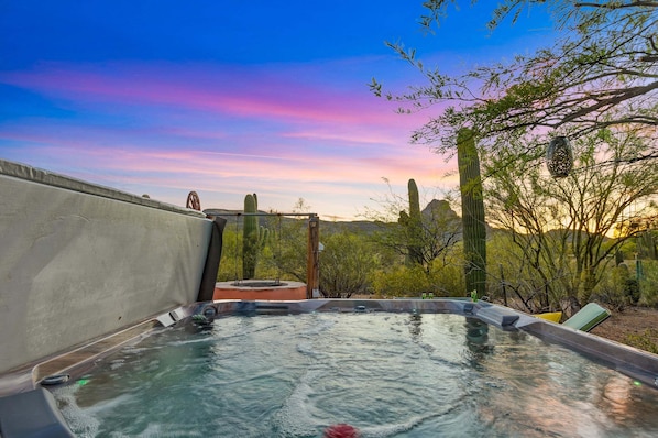 A hot tub with a view of a desert landscape and a sunset. - Cereus Vista- Outstanding Views (Tucson)