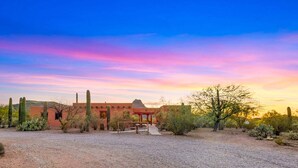 A desert landscape with cacti and a building with a red facade. - Cereus Vista- Outstanding Views (Tucson)