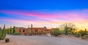 A desert landscape with cacti and a building with a red facade. - Cereus Vista- Outstanding Views (Tucson)