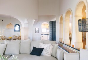 Televisión y chimenea