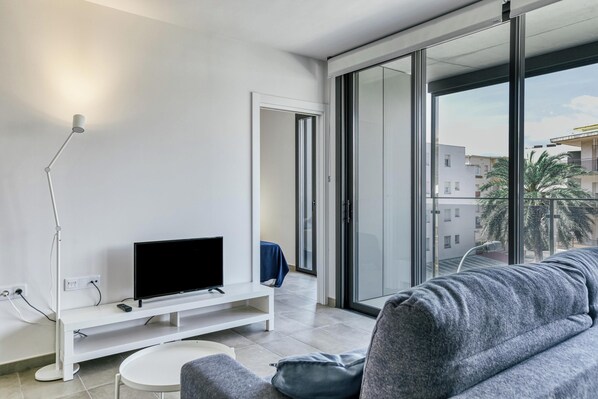 TV - Pet-Friendly 'Pelosa Apartment' with Sea View, Shared Pool & Wi-Fi (Roses)