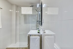 Shower, hair dryer - Pet-Friendly 'Pelosa Apartment' with Sea View, Shared Pool & Wi-Fi (Roses)