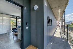 Property grounds - Pet-Friendly 'Pelosa Apartment' with Sea View, Shared Pool & Wi-Fi (Roses)