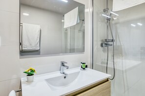Shower, hair dryer, towels - Pet-Friendly 'Murtra Apartment' with Sea View, Shared Pool & Wi-Fi (Roses)