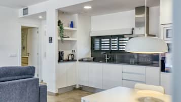 KylskÄp, mikrovÄgsugn, ugn och spishÀll