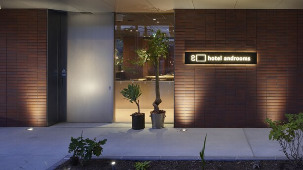 A hotel entrance with a sign indicating 'hotel androoms'. - hotel androoms Sapporo Susukino (Sapporo)