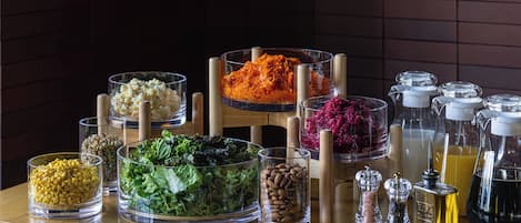 Daily cooked-to-order breakfast (JPY 1320 per person)