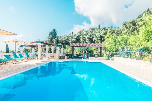 Apartment 'Andromaches' mit Meerblick & Gemeinschaftspool