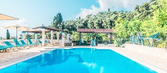 Apartment 'Andromaches' with Sea View & Shared Pool