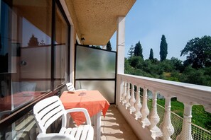 Outdoor dining - Andromaches sea view studio 2 with shared pool, balcony & Wi-Fi (Corfu)