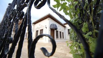 TV LED 32-inch có truyền hình vệ tinh, TV