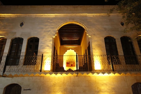 Fachada de la propiedad por la tarde o noche