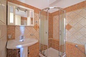 Dusche, Haartrockner, Handtücher