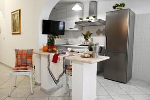Réfrigérateur, four à micro-ondes, un four, surface de cuisson