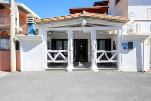 Exterior detail - Holiday Apartment near the Beach with Wi-Fi and Terrace (cala gonone)