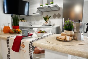 Dining - Holiday Apartment near the Beach with Wi-Fi and Terrace (cala gonone)