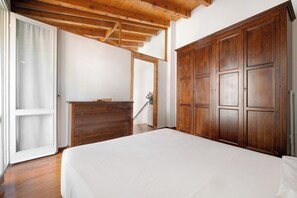 1 habitación, tabla de planchar con plancha, wifi gratis y ropa de cama