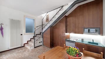 Kühlschrank, Mikrowelle, Ofen, Herdplatte