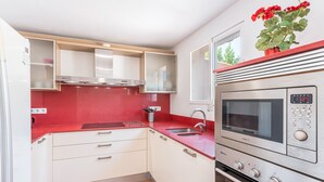 Kaffetrakter/tekoker, kjøleskap, mikrobølgeovn og ovn
