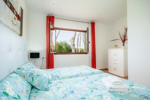 4 bedrooms, desk, iron/ironing board, free WiFi
