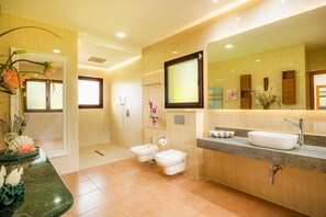 Badekar, toalettartikler (inkludert), hårføner og håndklær