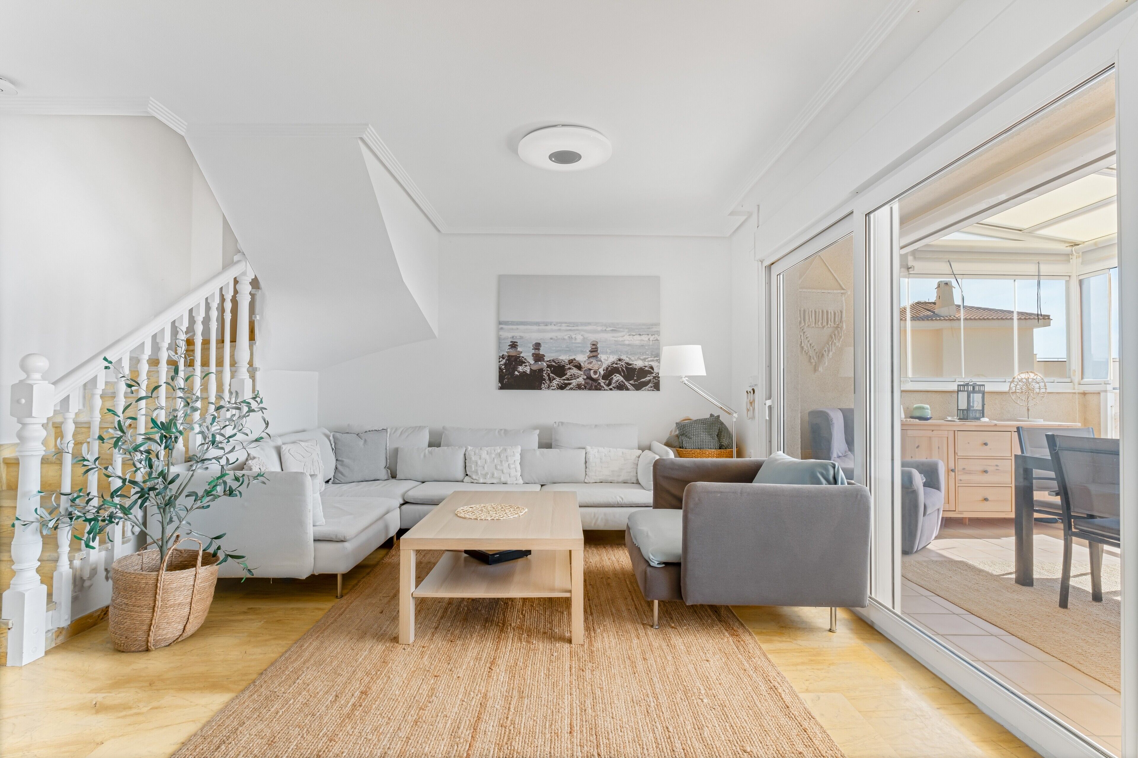 Een televisie en een open haard