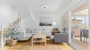 Een televisie en een open haard