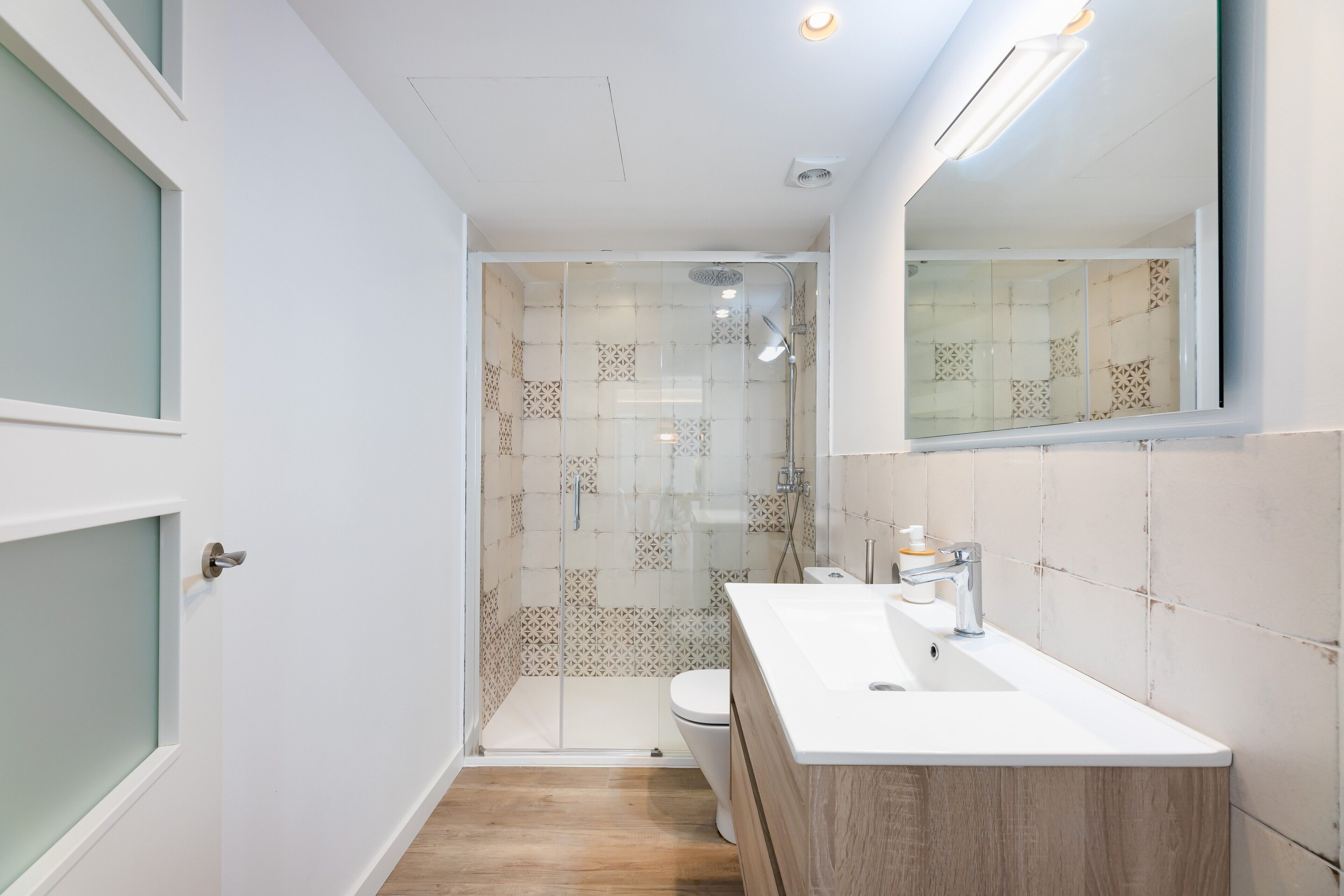 Een douche, een haardroger, handdoeken