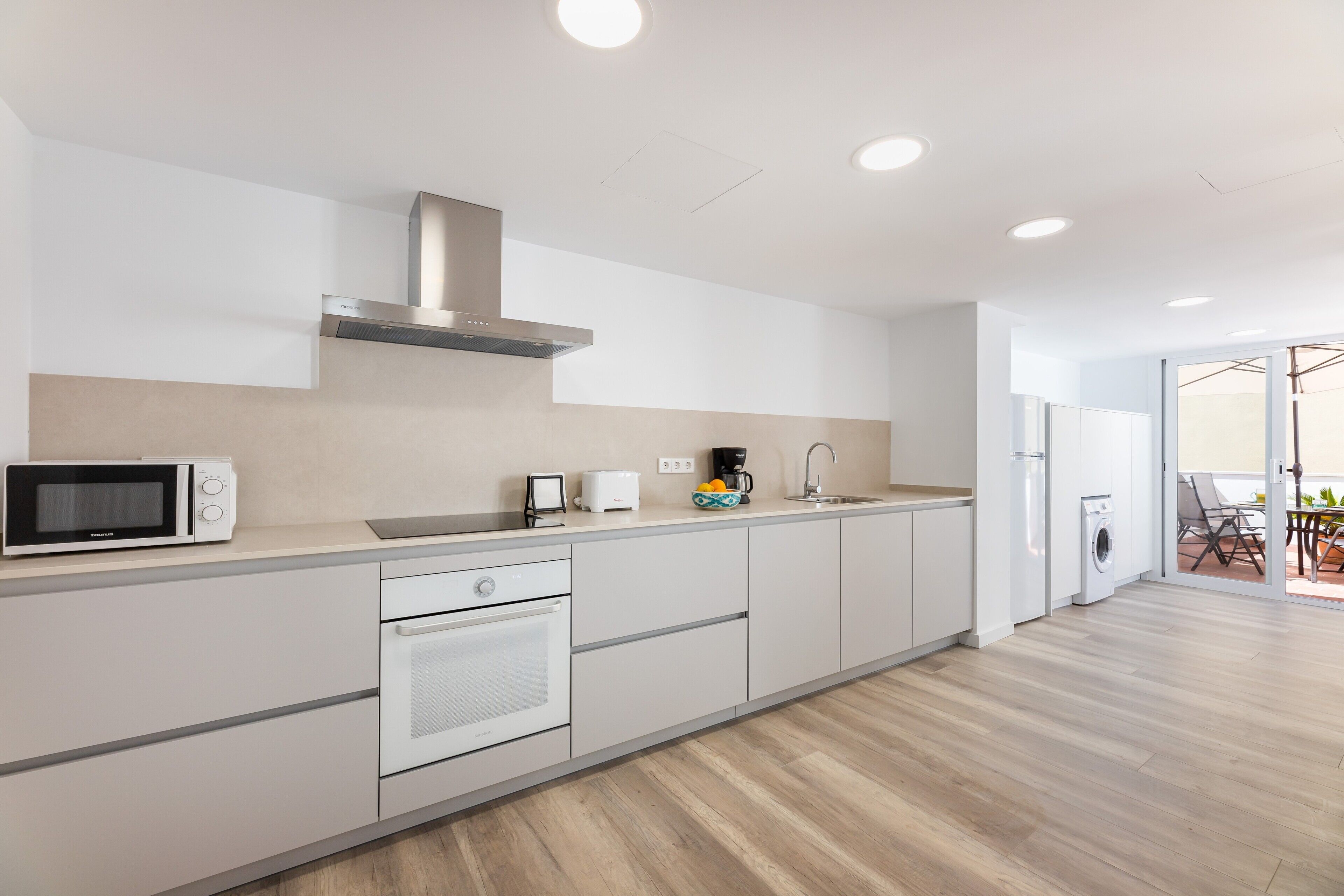 冰箱、微波炉、烤箱、炉灶