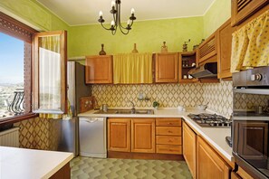 Frigorifero, microonde, forno, piano cottura
