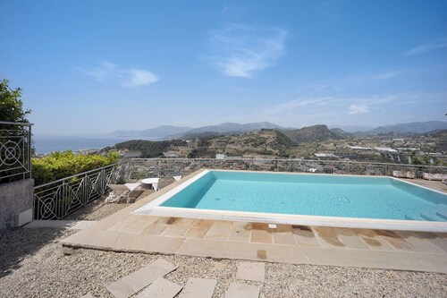 Maison de vacances 'Villa Gaia' avec vue sur la mer, piscine partagée et Wi-Fi.